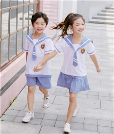 夏季西式中小學(xué)生校服遠(yuǎn)照