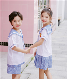 夏季西式中小學(xué)生校服近照
